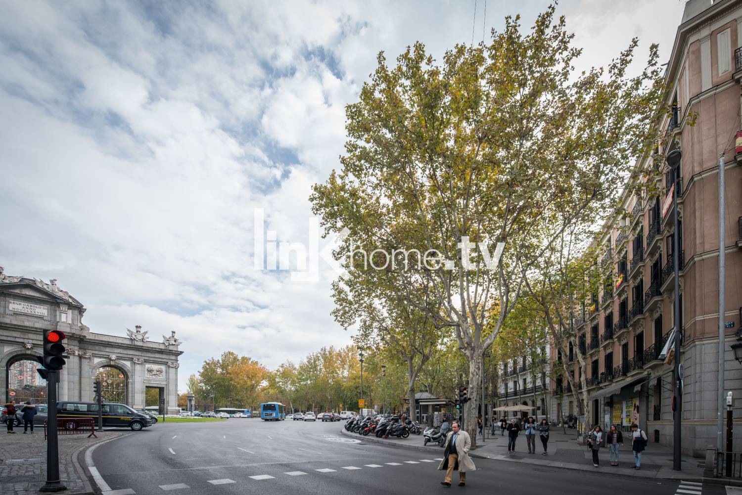 Puerta de Alcalá: Vista desde Calle Alcalá lado Oeste